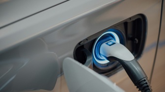 Lebih Efisien dari BBM, Seberapa Efektif Truk Listrik Kurangi Emisi?