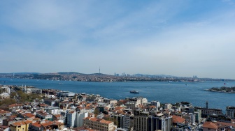 Pemandangan distrik Galata yang bisa dilihat dari Menara Galata di Kota Istanbul, Turki, Rabu (15/4/2026). [Suara.com/Iramdani]
