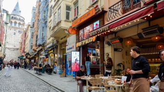 Wisatawan memadati kawasan Galata dengan latar belakang Menara Galata di Kota Istanbul, Turki, Rabu (15/4/2026). [Suara.com/Iramdani]
