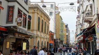 Wisatawan memadati kawasan Galata di Kota Istanbul, Turki, Rabu (15/4/2026). [Suara.com/Iramdani]
