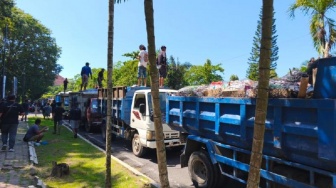 Bau Menyengat Kepung Kantor Gubernur Bali: Ratusan Sopir Truk Sampah Gelar Aksi Protes