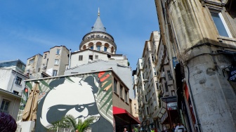 Wisatawan memadati kawasan Galata dengan latar belakang Menara Galata di Kota Istanbul, Turki, Rabu (15/4/2026). [Suara.com/Iramdani]
