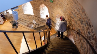 Wisatawan memasuki Menara Galata di Kota Istanbul, Turki, Rabu (15/4/2026). [Suara.com/Iramdani]
