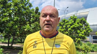 Pelatih Persib Heran dengan Dewa United: Skuad Mewah Posisi Papan Tengah