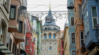 Penampakan Menara Galata di Kota Istanbul, Turki, Rabu (15/4/2026). [Suara.com/Iramdani]
