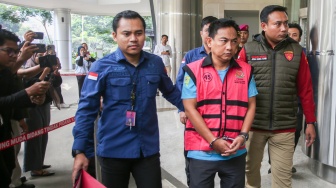 Penyidik Kejaksaan Agung mengawal Ketua Ombudsman RI 2026 - 2031 Hery Susanto (kedua kanan) seusai menjalani pemeriksaan dan penetapan tersangka di Gedung Bundar Jampidsus Kejaksaan Agung, Jakarta, Kamis (16/4/2026). NTARA FOTO/Muhammad Iqbal/agr]
