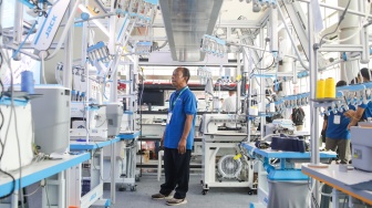 Pengunjung melihat produk kain dalam pameran Indo Intertex – Inatex 2026 di JIExpo Kemayoran, Jakarta, Kamis (16/4/2026). [Suara.com/Alfian Winanto]