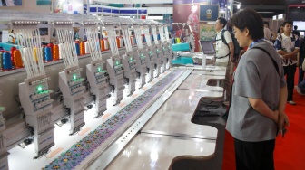 Pengunjung melihat produk kain dalam pameran Indo Intertex – Inatex 2026 di JIExpo Kemayoran, Jakarta, Kamis (16/4/2026). [Suara.com/Alfian Winanto]