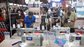 Pengunjung melihat produk kain dalam pameran Indo Intertex – Inatex 2026 di JIExpo Kemayoran, Jakarta, Kamis (16/4/2026). [Suara.com/Alfian Winanto]