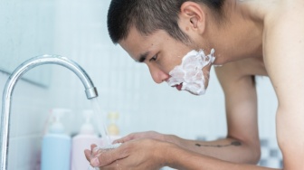 7 Sabun Cuci Muka Pria yang Ampuh Mencerahkan, Atasi Beruntusan dan Kulit Belang