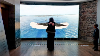 Wisatawan melihat pameran immersive yang ada di dalam Menara Galata di Kota Istanbul, Turki, Rabu (15/4/2026). [Suara.com/Iramdani]
