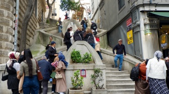 Wisatawan menikmati suasana di Kamondo Stairs, Istanbul, Turki, Rabu (15/4/2026). [Suara.com/Iramdani]