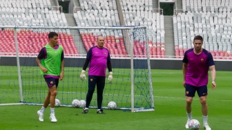 Sejumlah legenda klub Barcelona berlatih menjelang laga Clash of Legends Jakarta 2026 di Stadion Utama Gelora Bung Karno (SUGBK), Jakarta, Jumat (17/4/2026). [Suara.com/Alfian Winanto]