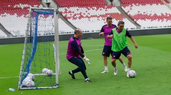 Sejumlah legenda klub Barcelona berlatih menjelang laga Clash of Legends Jakarta 2026 di Stadion Utama Gelora Bung Karno (SUGBK), Jakarta, Jumat (17/4/2026). [Suara.com/Alfian Winanto]