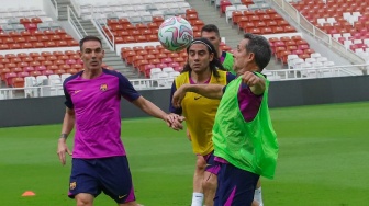 Sejumlah legenda klub Barcelona berlatih menjelang laga Clash of Legends Jakarta 2026 di Stadion Utama Gelora Bung Karno (SUGBK), Jakarta, Jumat (17/4/2026). [Suara.com/Alfian Winanto]