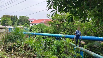 Pilu Pelajar di Medan Bertaruh Nyawa Seberangi Sungai Lewat Pipa Air demi Bisa Sekolah
