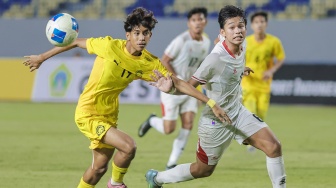 Pesepak bola Timnas Indonesia Girly Andrade Guevara (kanan) berebut bola dengan pesepak bola Timnas Malaysia Muhammad Faiz Nazrin (kiri) pada pertandingan penyisihan grup A ASEAN U-17 Boys Championship atau AFF U-17 di Stadion Gelora Joko Samudro, Gresik, Jawa Timur, Kamis (16/4/2026). [ANTARA FOTO/Rizal Hanafi/sgd/kye]