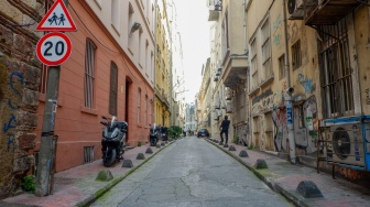 Wisatawan memadati Karaköy Street yang ada di Kota Istanbul, Turki, Rabu (15/4/2026). [Suara.com/Iramdani]
