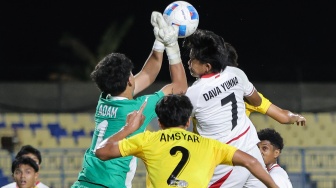 Pesepak bola Timnas Indonesia Dava Yunna Adi Putra (kanan) berebut bola di udara dengan kiper Timnas Malaysia Adam Nurfakrullah Bin Mohd Fadli (kedua kiri) pada pertandingan penyisihan grup A ASEAN U-17 Boys Championship atau AFF U-17 di Stadion Gelora Joko Samudro, Gresik, Jawa Timur, Kamis (16/4/2026). [ANTARA FOTO/Rizal Hanafi/sgd/kye]