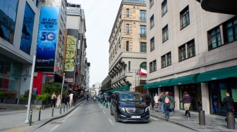 Wisatawan memadati Karaköy Street yang ada di Kota Istanbul, Turki, Rabu (15/4/2026). [Suara.com/Iramdani]