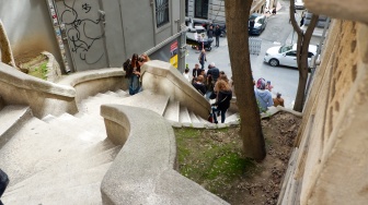 Wisatawan berjalan di Kamondo Stairs, Istanbul, Turki, Rabu (15/4/2026). [Suara.com/Iramdani]