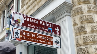 Papan penunjuk jalan yang ada di bawah Kamondo Stairs, Istanbul, Turki, Rabu (15/4/2026). [Suara.com/Iramdani]