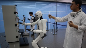 Insinyur menguji coba robot untuk keperluan industri di Guangdong Power Grid Robotics Laboratory, Guangzhou, Guangdong, China, Kamis (16/4/2026). [ANTARA FOTO/Desca Lidya Natalia/nym]