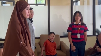 Anggota TNI Pelaku Pemukulan Minta Maaf ke Zaskia Adya Mecca dan Anak di Persidangan