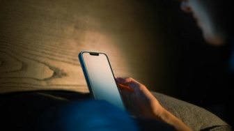 Semalam Malas Nikah, Pagi Malah Ingin: Bagaimana FYP TikTok Mengacak Standar Kebahagiaan Kita