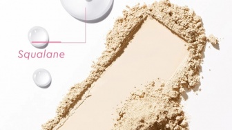 5 Bedak Padat Tahan Air dan Keringat Agar Makeup Tetap Flawless Saat Cuaca Panas