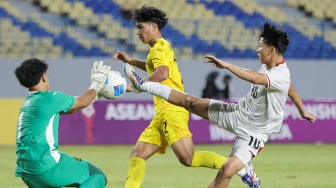 Pesepak bola Timnas Indonesia Keanu Senjaya (kanan) menendang bola ke arah gawang yang dijaga kiper Timnas Malaysia Adam Nurfakrullah Bin Mohd Fadli (kiri) pada pertandingan penyisihan grup A ASEAN U-17 Boys Championship atau AFF U-17 di Stadion Gelora Joko Samudro, Gresik, Jawa Timur, Kamis (16/4/2026). [ANTARA FOTO/Rizal Hanafi/sgd/kye]