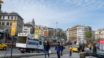 Wisatawan memadati Karaköy Street yang ada di Kota Istanbul, Turki, Rabu (15/4/2026). [Suara.com/Iramdani]
