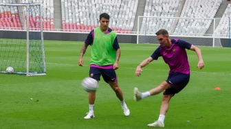 Sejumlah legenda klub Barcelona berlatih menjelang laga Clash of Legends Jakarta 2026 di Stadion Utama Gelora Bung Karno (SUGBK), Jakarta, Jumat (17/4/2026). [Suara.com/Alfian Winanto]
