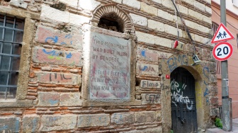 Salah satu monumen bersejarah di Karaköy Street yang ada di Kota Istanbul, Turki, Rabu (15/4/2026). [Suara.com/Iramdani]