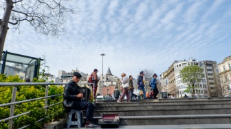 Wisatawan memadati Karaköy Street yang ada di Kota Istanbul, Turki, Rabu (15/4/2026). [Suara.com/Iramdani]