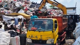 Gunung Sampah 20.000 Ton di Bekasi Akhirnya Diangkut, 18 Truk Dikerahkan!