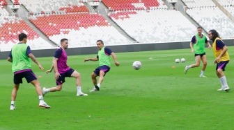 Sejumlah legenda klub Barcelona berlatih menjelang laga Clash of Legends Jakarta 2026 di Stadion Utama Gelora Bung Karno (SUGBK), Jakarta, Jumat (17/4/2026). [Suara.com/Alfian Winanto]