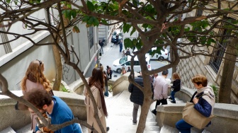 Wisatawan berjalan di Kamondo Stairs, Istanbul, Turki, Rabu (15/4/2026). [Suara.com/Iramdani]