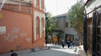 Wisatawan memadati Karaköy Street yang ada di Kota Istanbul, Turki, Rabu (15/4/2026). [Suara.com/Iramdani]