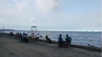 Sensasi Makan Indomie di Bawah Bayangan Kapal Raksasa: Mengulik Dermaga Pelabuhan Cirebon