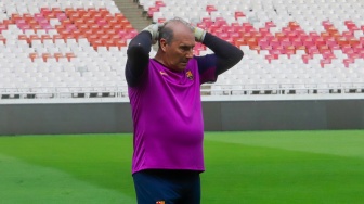 Pemain legenda klub Barcelona, Jesus Angoy berlatih menjelang laga Clash of Legends Jakarta 2026 di Stadion Utama Gelora Bung Karno (SUGBK), Jakarta, Jumat (17/4/2026). [Suara.com/Alfian Winanto]