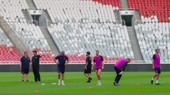 Sejumlah legenda klub Barcelona berlatih menjelang laga Clash of Legends Jakarta 2026 di Stadion Utama Gelora Bung Karno (SUGBK), Jakarta, Jumat (17/4/2026). [Suara.com/Alfian Winanto]