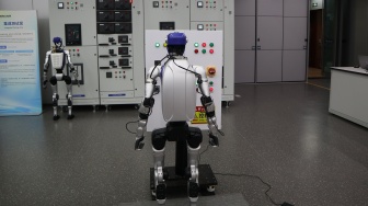 Dua robot untuk keperluan industri menangani panel listrik saat uji coba di Guangdong Power Grid Robotics Laboratory, Guangzhou, Guangdong, China, Kamis (16/4/2026). [ANTARA FOTO/Desca Lidya Natalia/nym]