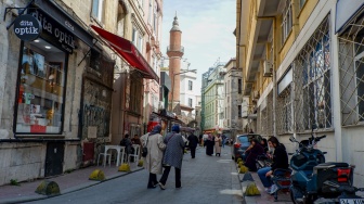Wisatawan memadati Karaköy Street yang ada di Kota Istanbul, Turki, Rabu (15/4/2026). [Suara.com/Iramdani]