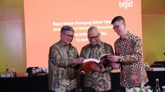 Komisaris Utama BTPN Syariah Mulya Effendi Siregar (dari kiri), Komisaris Utama Sebelumnya Kemal Azis Stamboel dan Direktur Utama Hadi Wibowo berbincang seusai menggelar Rapat Umum Pemegang Saham Tahunan (RUPST) 2026 di Jakarta, Kamis (16/4/2026). [Handout]