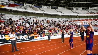 Pemain Barca Legends menyapa penonton usai pertandingan sepak bola Clash of Legends di Stadion Utama Gelora Bung Karno (SUGBK), Jakarta, Sabtu (18/4/2026). [Suara.com/Alfian Winanto]
