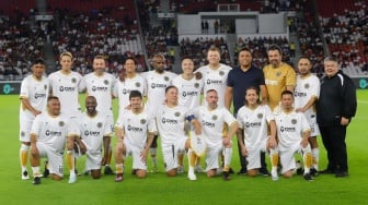 Skuad DRX World Legends foto bersama sebelum pertandingan sepak bola Clash of Legends antara Barca Legends vs DRX World Legends di Stadion Utama Gelora Bung Karno (SUGBK), Jakarta, Sabtu (18/4/2026). [Suara.com/Alfian Winanto]