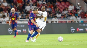 Pemain DRX World Legends, Makelele berebut bola dengan pemain Barca Legends, Sergi Barjuan saat pertandingan sepak bola Clash of Legends antara Barca Legends vs DRX World Legends di Stadion Utama Gelora Bung Karno (SUGBK), Jakarta, Sabtu (18/4/2026). [Suara.com/Alfian Winanto]