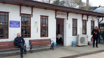 Wisatawan beraktivitas di kawasan Bebek Street, Istanbul, Turki, Kamis (16/4/2026). [Suara.com/Alfian Winanto]