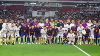 Para pemain DRX World Legends dan Barca Legends foto bersama sebelum pertandingan sepak bola Clash of Legends di Stadion Utama Gelora Bung Karno (SUGBK), Jakarta, Sabtu (18/4/2026). [Suara.com/Alfian Winanto]